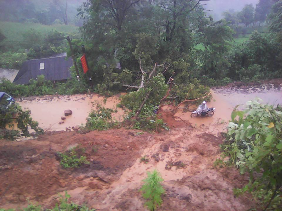Lũ[-]cuốn[-]bật[-]trụ[-]cầu[-]ở[-]Điện[-]Biên,[-]người[-]và[-]xe[-]treo[-]lơ[-]lửng
